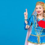 تصویر پس زمینه دختر آذری با مفهوم تخفیف و اشاره کردن