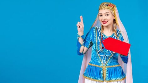 تصویر پس زمینه دختر آذری با مفهوم تخفیف و اشاره کردن