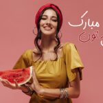 تصویر پس زمینه دختر جوان با هندوانه شب یلدا