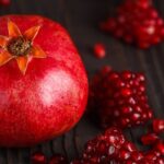 تصویر پس زمینه نمای بالا انار شب یلدا روی میز