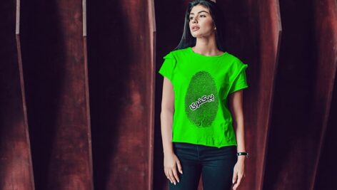 فایل لایه باز موکاپ تیشرت طرح دختر جوان ایستاده