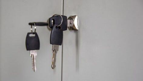 تصویر کلوزآپ کلید و درب کمد فلزی