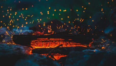 تصویر چوب و کنده در حال سوختن در آتش