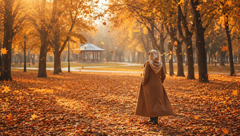 عکس با کیفیت دختر ایرانی در پارک پاییزی و برگ های زرد